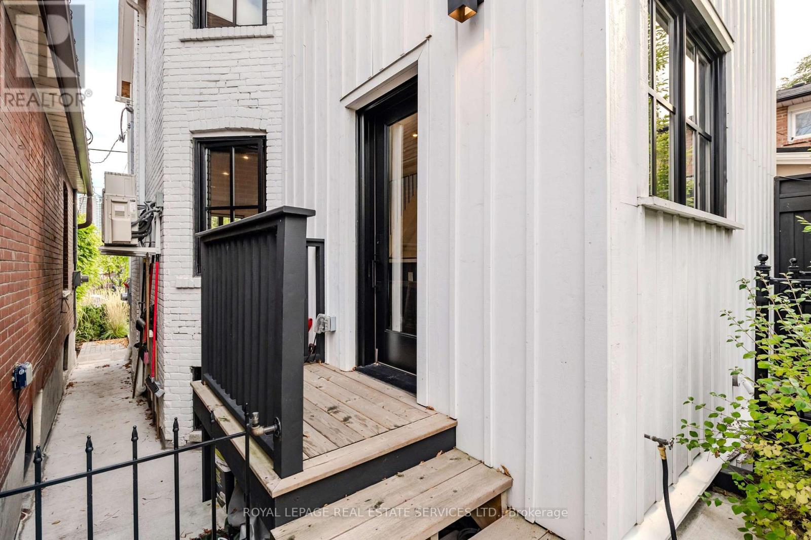 18 Milton Street, Toronto, Ontario  M8Y 2X5 - Photo 38 - W12710902