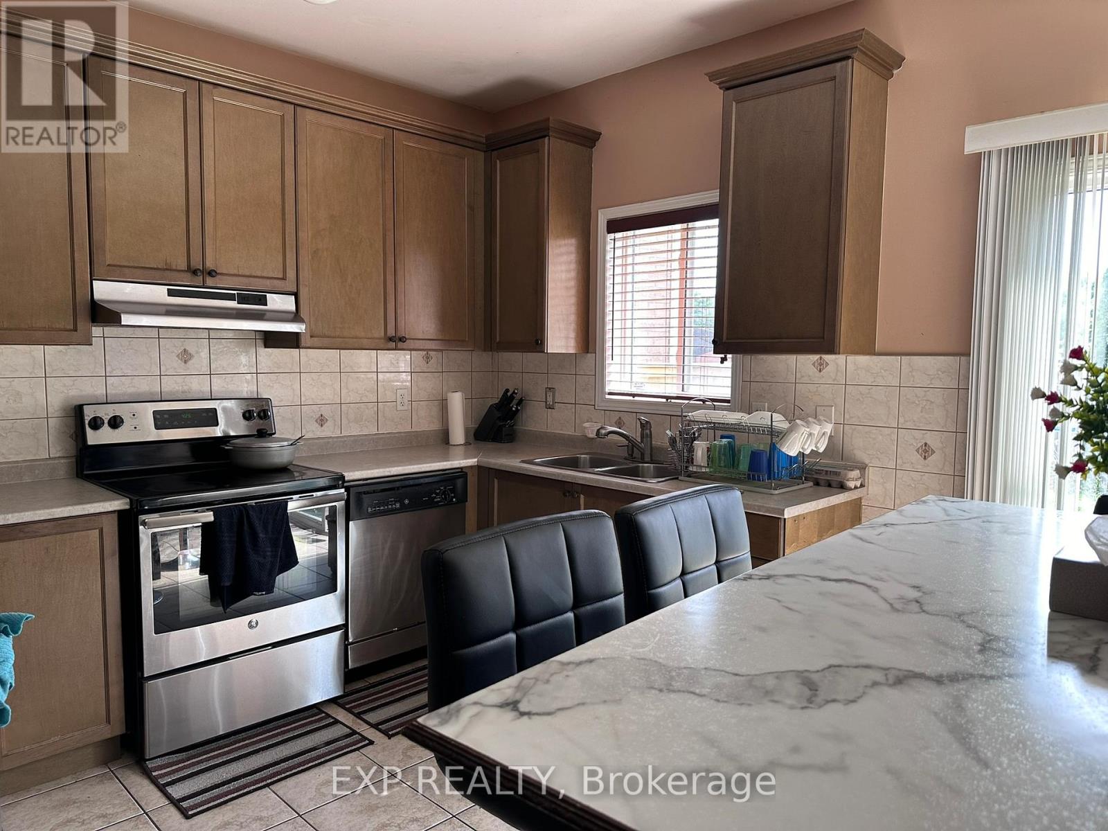 60 Oranmore Crescent, Brampton, Ontario  L6X 0K1 - Photo 4 - W12711022