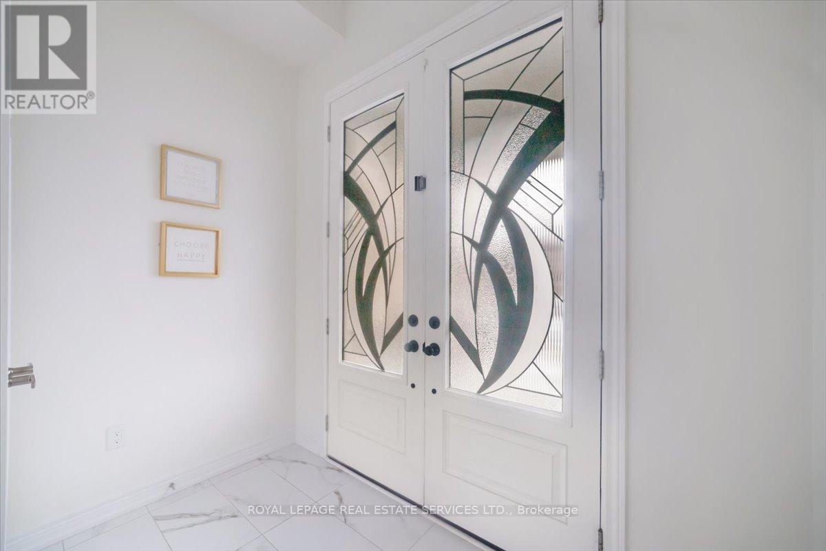 1365 Farmstead Drive, Milton, Ontario  L9E 1K4 - Photo 5 - W12711152