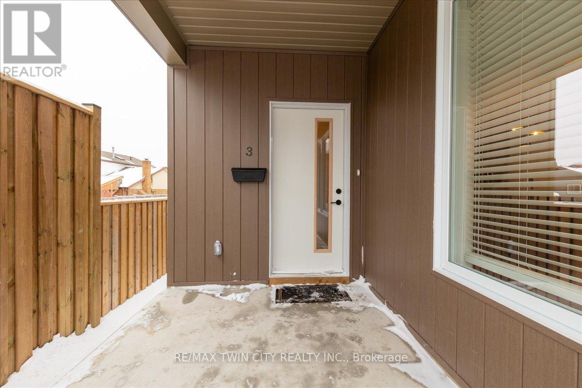 3 - 2 Pipers Green Court, Kitchener, Ontario  N2E 3C6 - Photo 2 - X12711092