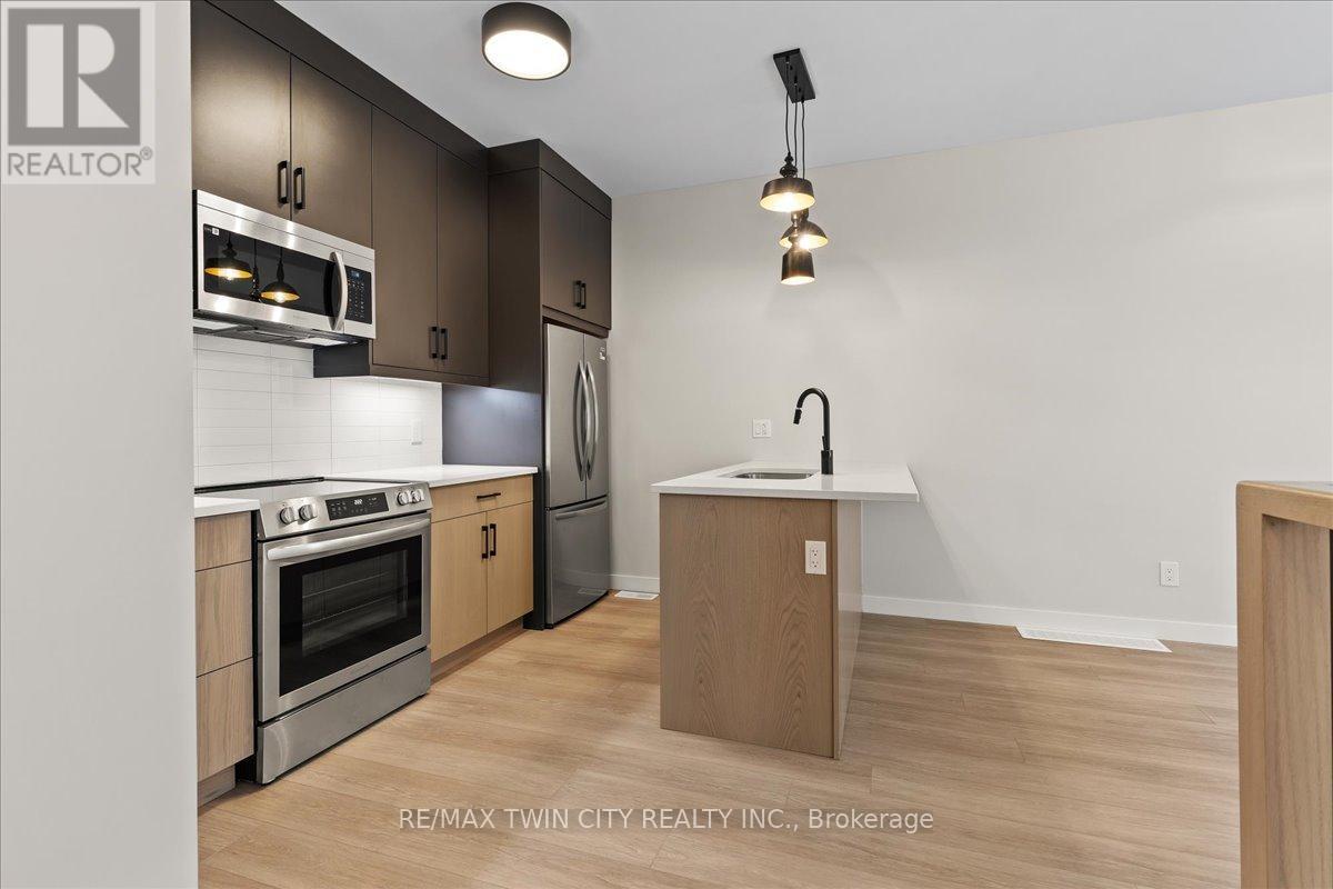 3 - 2 Pipers Green Court, Kitchener, Ontario  N2E 3C6 - Photo 4 - X12711092