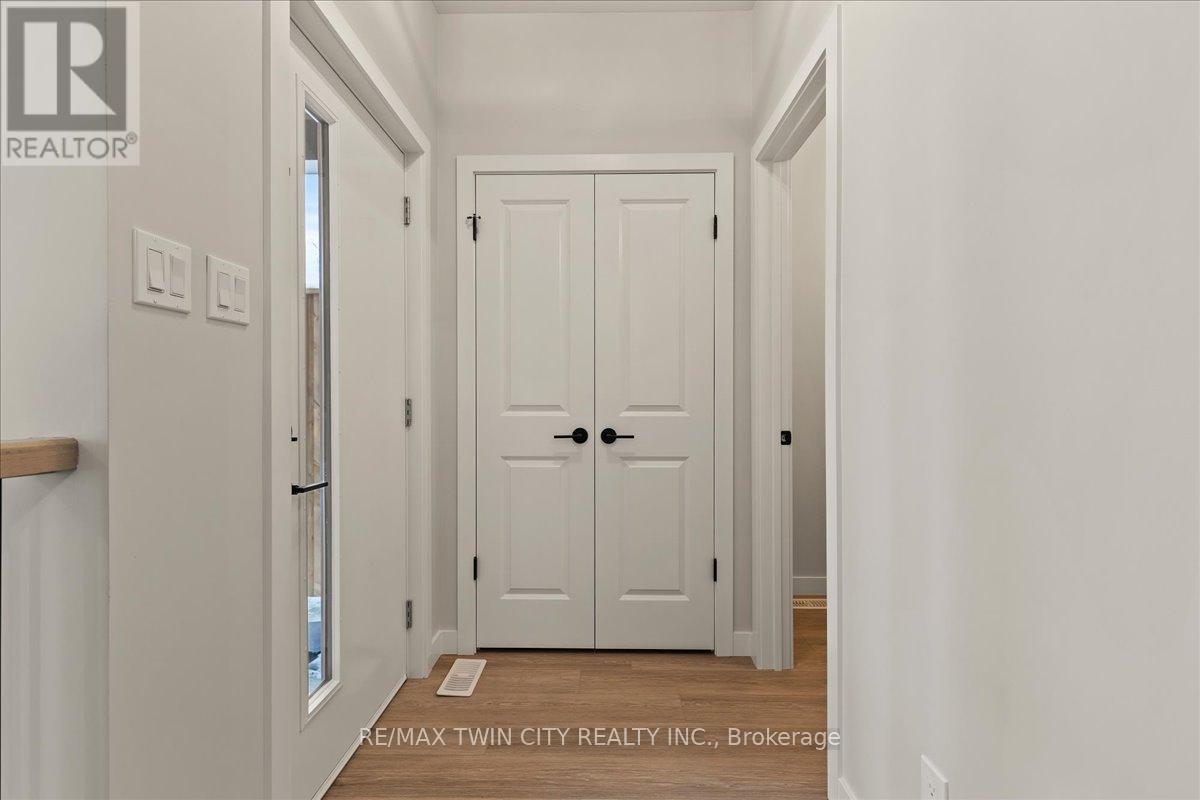 3 - 2 Pipers Green Court, Kitchener, Ontario  N2E 3C6 - Photo 6 - X12711092