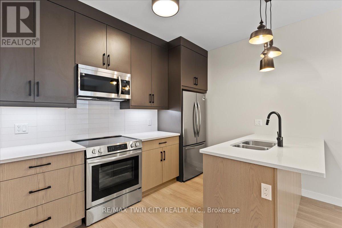 3 - 2 Pipers Green Court, Kitchener, Ontario  N2E 3C6 - Photo 7 - X12711092