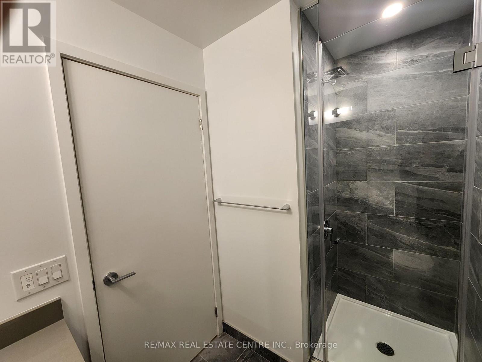 1305 - 395 Square One Drive, Mississauga, Ontario  L5B 0P6 - Photo 15 - W12707902