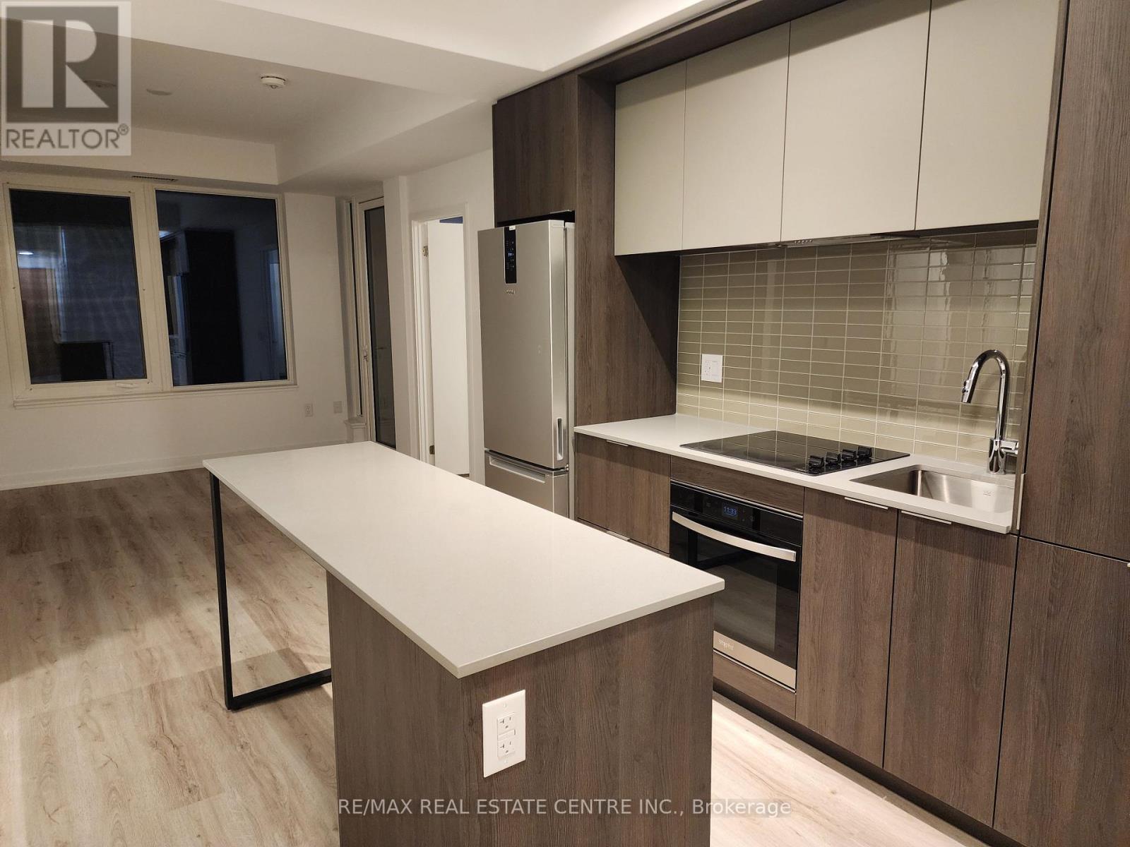 1305 - 395 Square One Drive, Mississauga, Ontario  L5B 0P6 - Photo 3 - W12707902