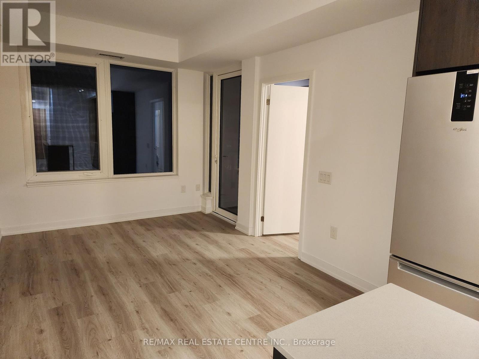 1305 - 395 Square One Drive, Mississauga, Ontario  L5B 0P6 - Photo 5 - W12707902