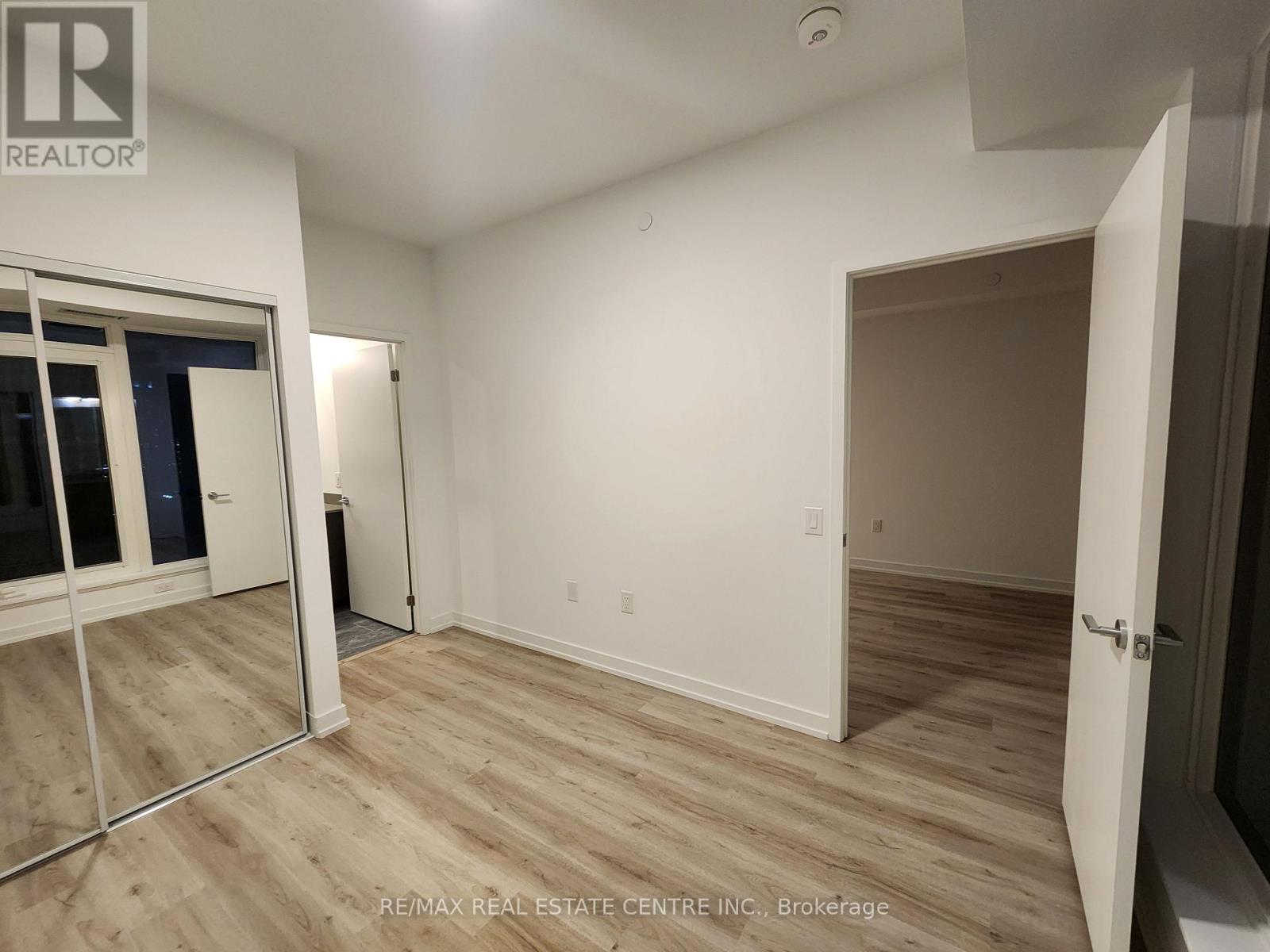 1305 - 395 Square One Drive, Mississauga, Ontario  L5B 0P6 - Photo 18 - W12707902