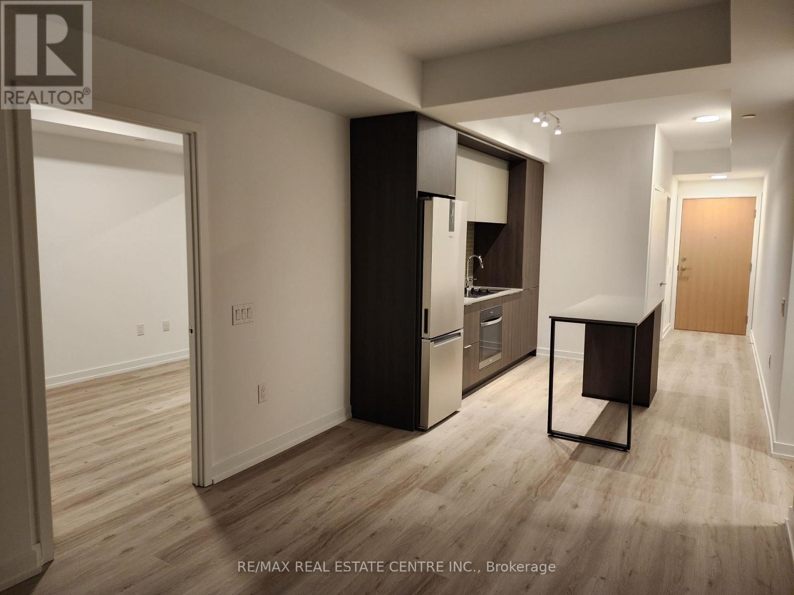 1305 - 395 Square One Drive, Mississauga, Ontario  L5B 0P6 - Photo 6 - W12707902