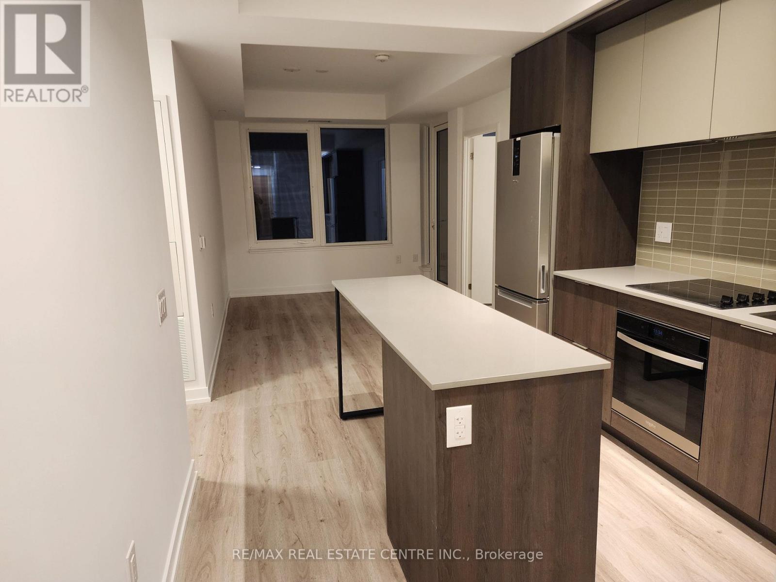 1305 - 395 Square One Drive, Mississauga, Ontario  L5B 0P6 - Photo 8 - W12707902