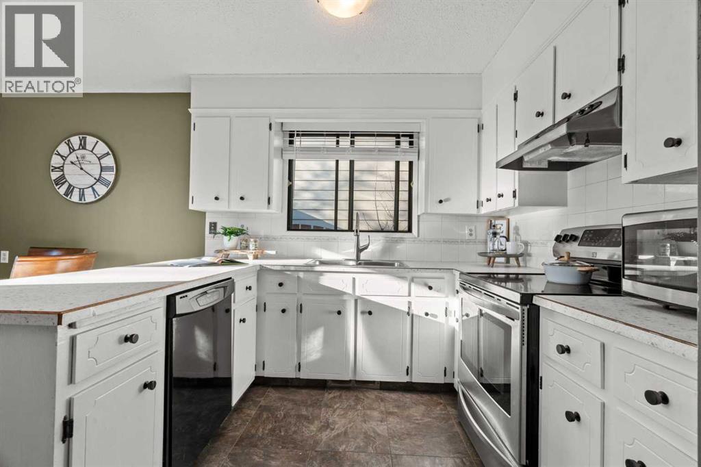 15 Beacham Rise Nw, Calgary, Alberta  T3K 1S1 - Photo 12 - A2279233