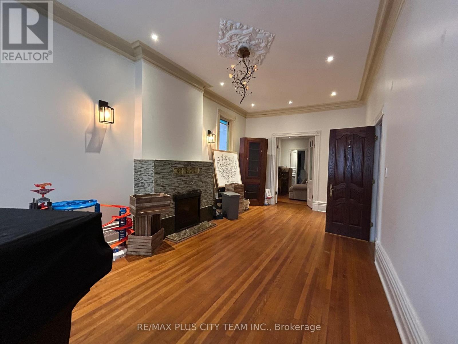 Main - 52 Churchill Avenue, Toronto, Ontario  M6J 2B4 - Photo 4 - C12711262