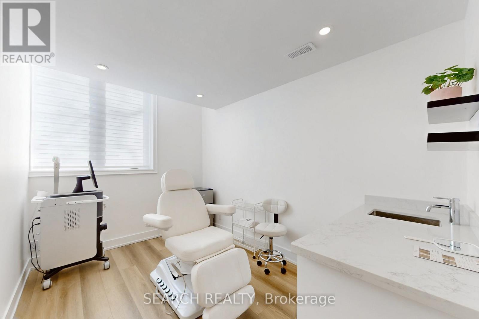 42 Village Centre, Mississauga, Ontario L4Z 1V9 - Photo 10 - W12588440