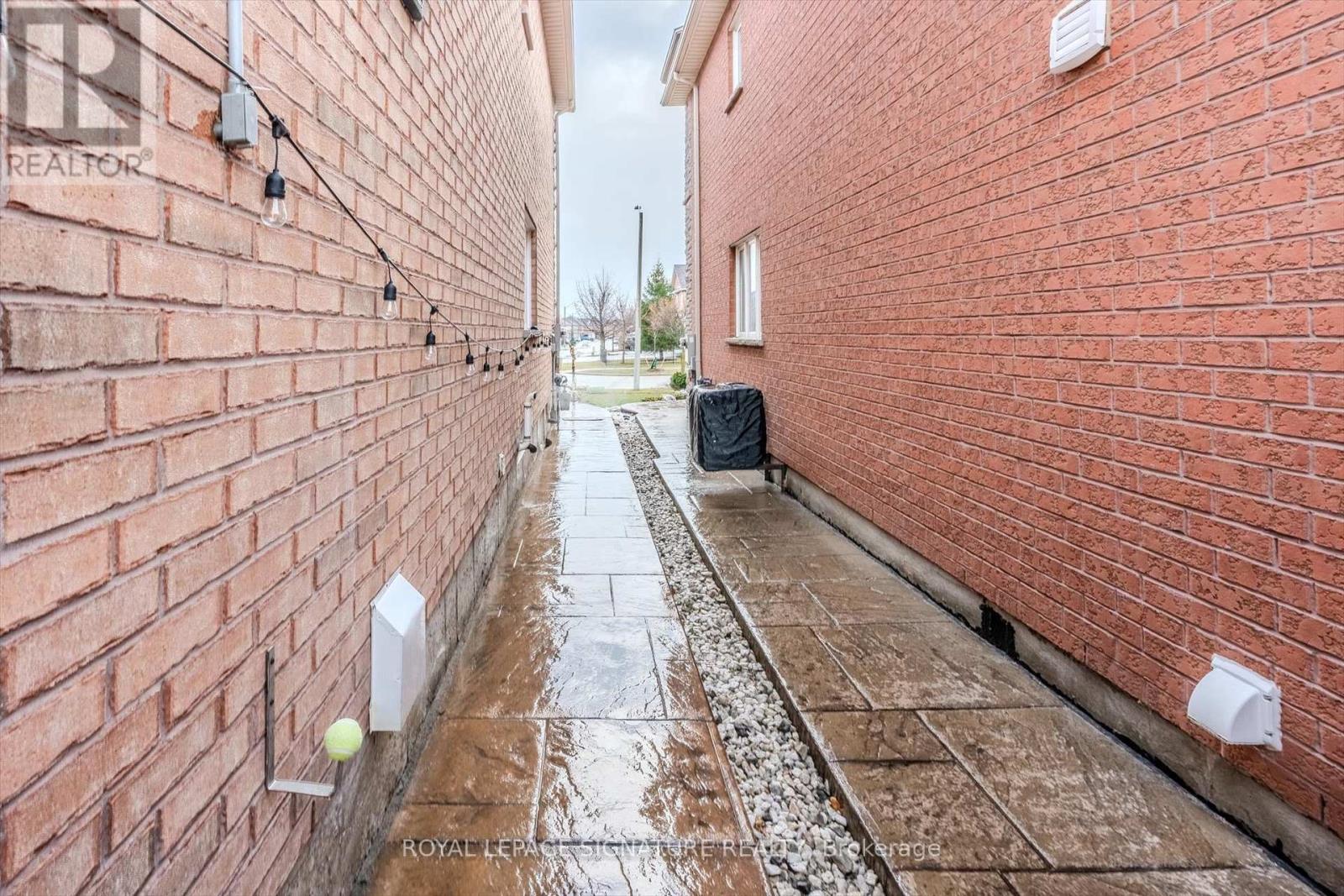 807 Father D'souza Drive, Mississauga, Ontario  L5V 2X5 - Photo 2 - W12711034