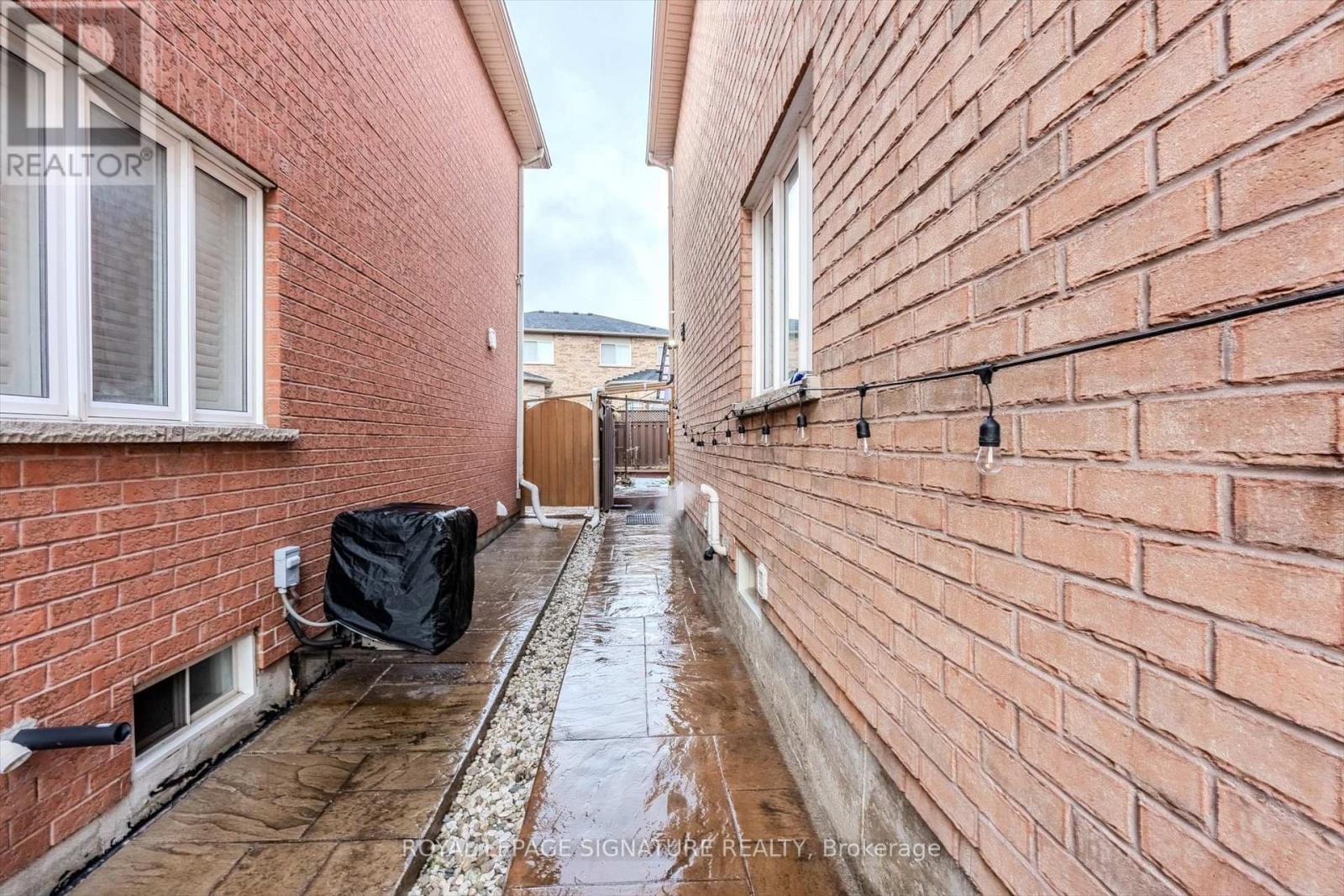 807 Father D'souza Drive, Mississauga, Ontario  L5V 2X5 - Photo 4 - W12711034