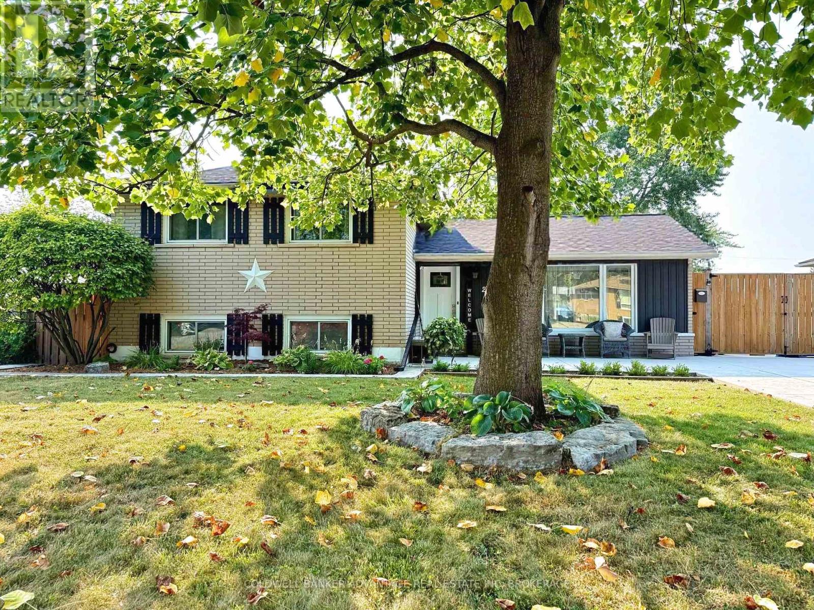 20 Karen Crescent, Grimsby (Grimsby Beach), Ontario  L3M 2E4 - Photo 2 - X12711402