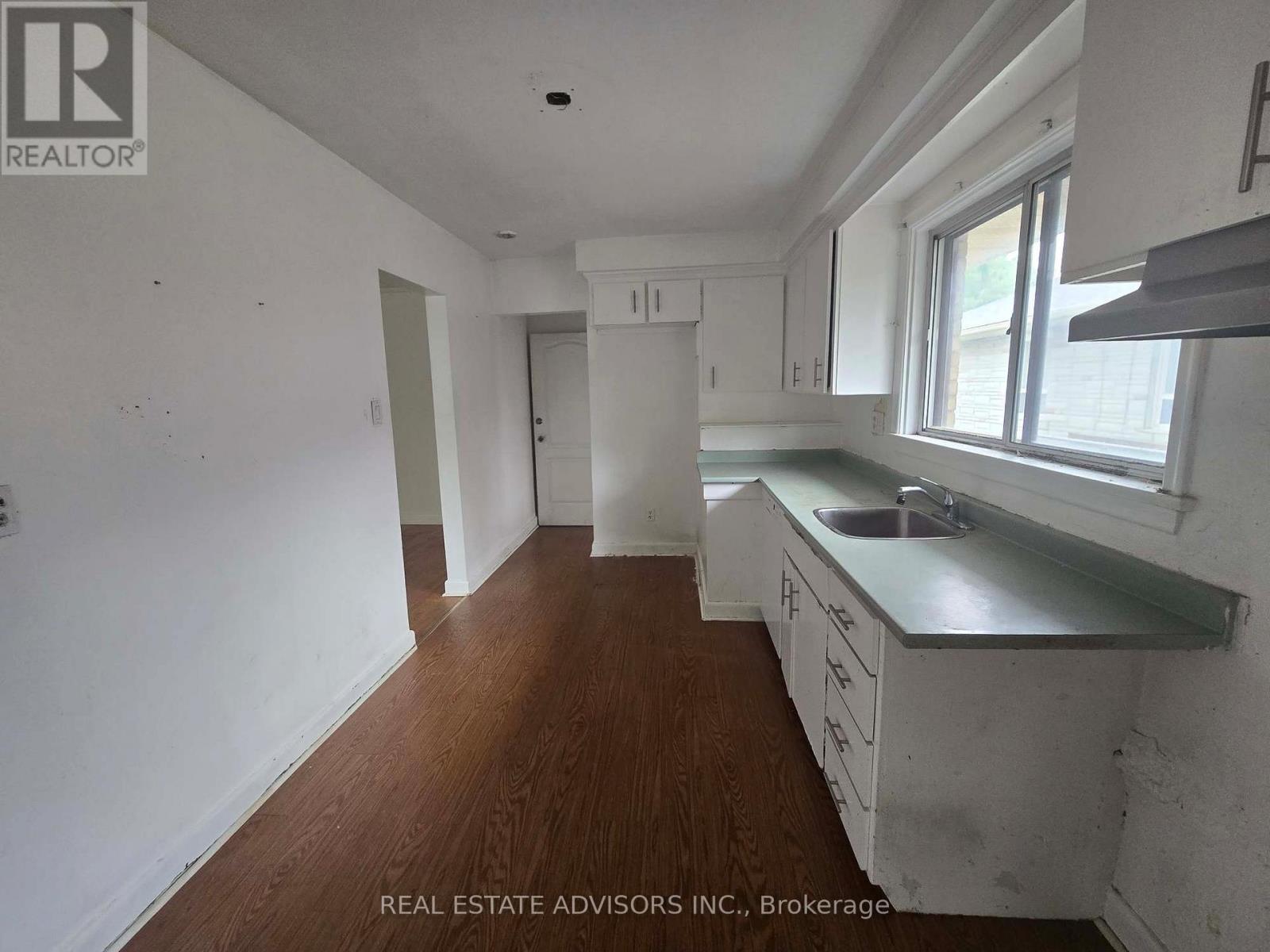 8 Virgilwood Drive, Toronto, Ontario  M2R 2B1 - Photo 2 - C12711314