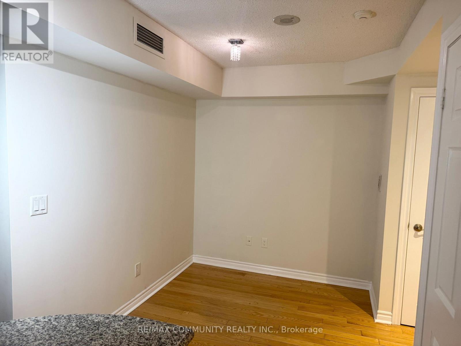 230 - 250 Wellington Street W, Toronto, Ontario  M5V 3P6 - Photo 6 - C12711410