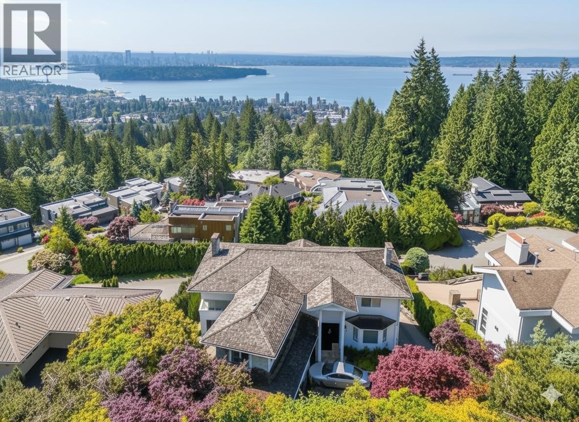 2585 WESTHILL WAY, West Vancouver, British Columbia