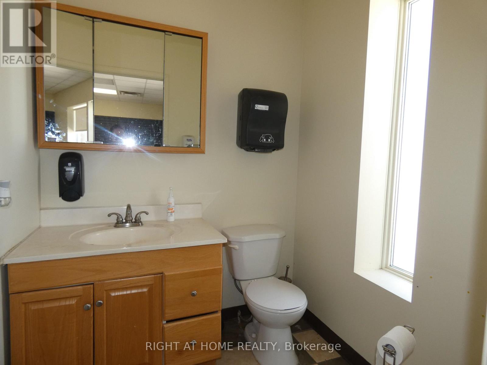 1319 Hammond Street, North Bay, Ontario  P1B 2J2 - Photo 4 - X12214090