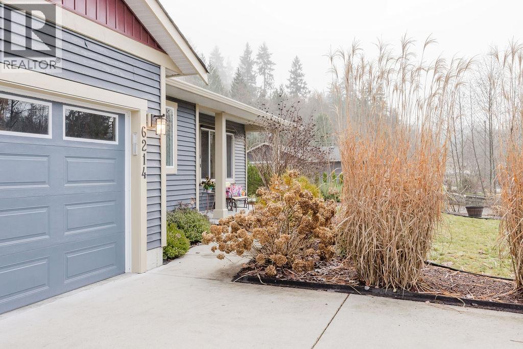 6214 Sitka Road, Sechelt, British Columbia  V7Z 0L3 - Photo 2 - R3080934
