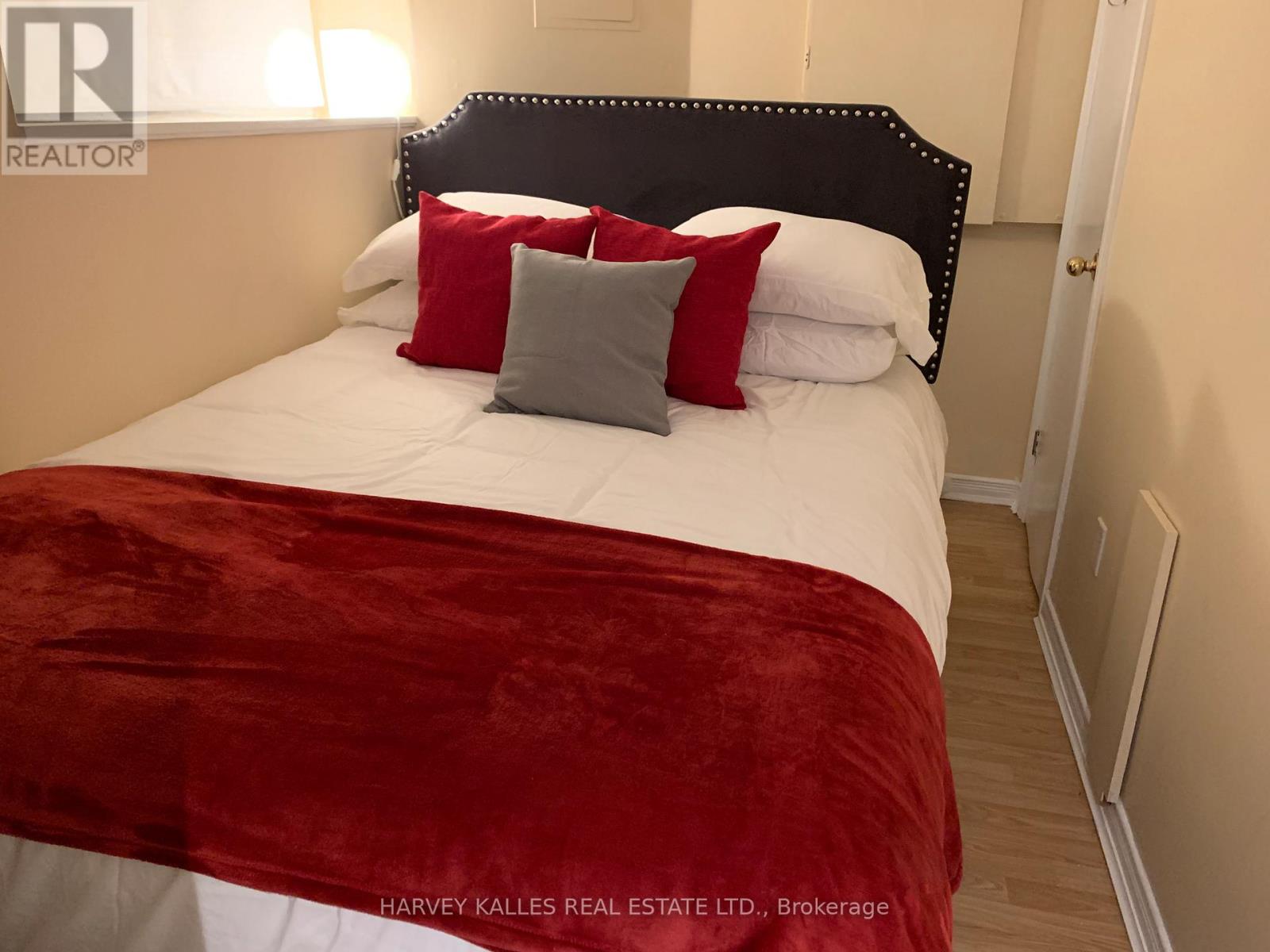 Lower - 32 Fuller Avenue, Toronto, Ontario  M6R 2C3 - Photo 9 - W12711466