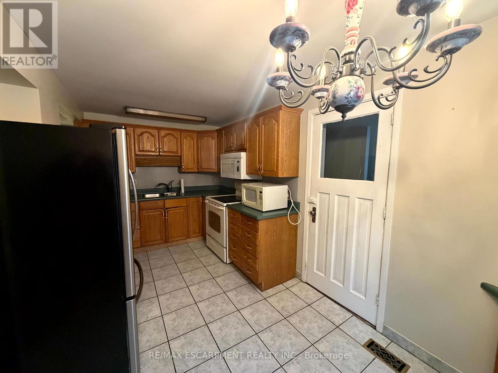 92 Gary Avenue, Hamilton, Ontario  L8S 1Y5 - Photo 5 - X12710528