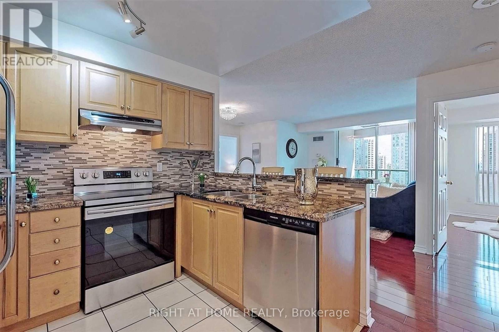 1601 - 7 Lorraine Drive, Toronto, Ontario  M2N 7H2 - Photo 15 - C12711558