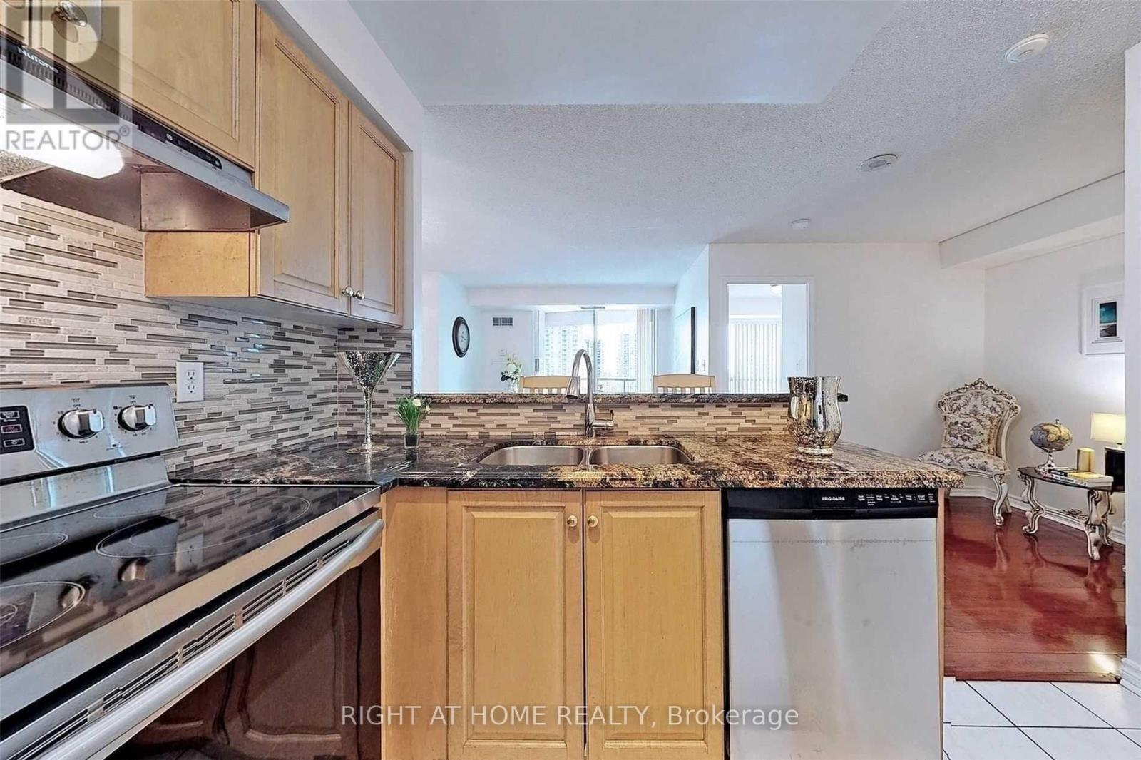 1601 - 7 Lorraine Drive, Toronto, Ontario  M2N 7H2 - Photo 18 - C12711558