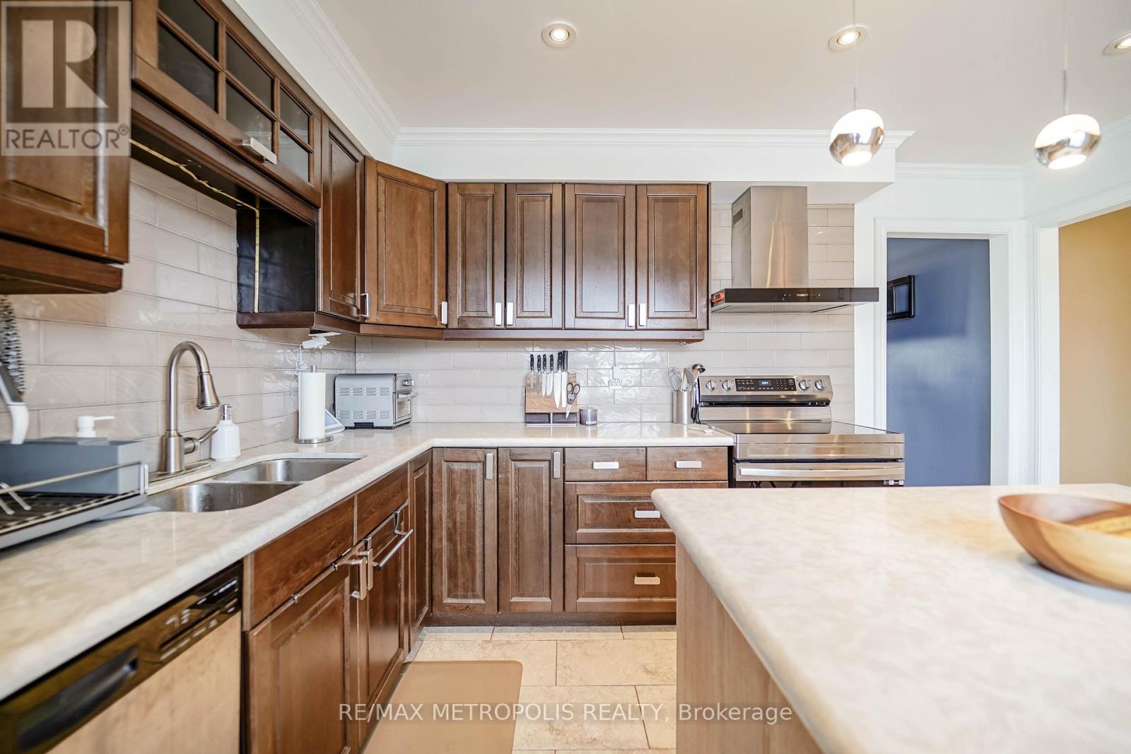 1319 Luna Court, Pickering, Ontario  L1W 3C3 - Photo 28 - E12711510