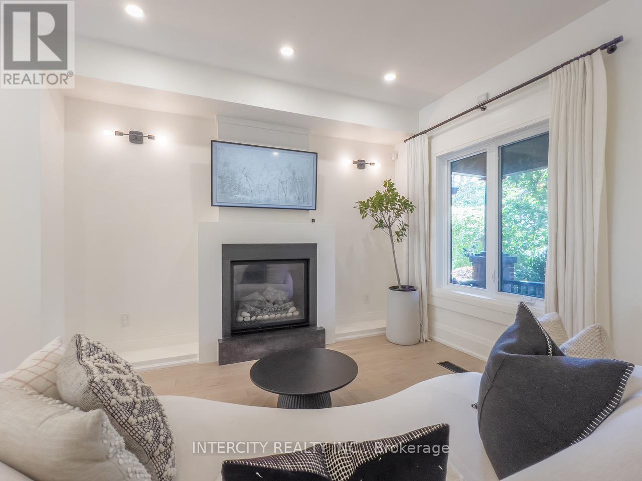 92 Dagmar Avenue, Toronto, Ontario  M4M 1W2 - Photo 4 - E12711512