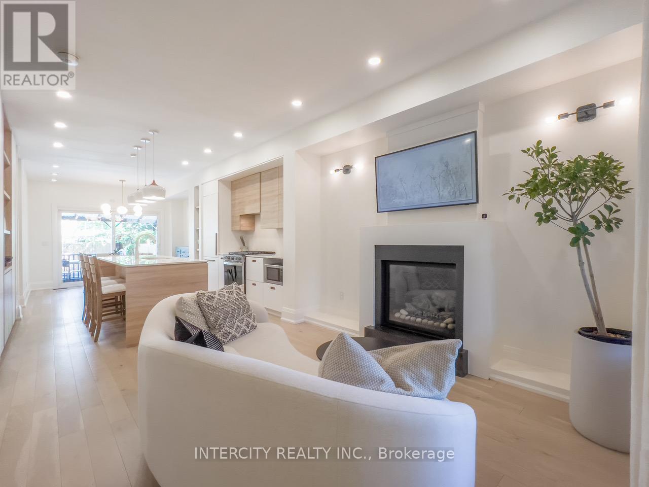 92 Dagmar Avenue, Toronto, Ontario  M4M 1W2 - Photo 5 - E12711512