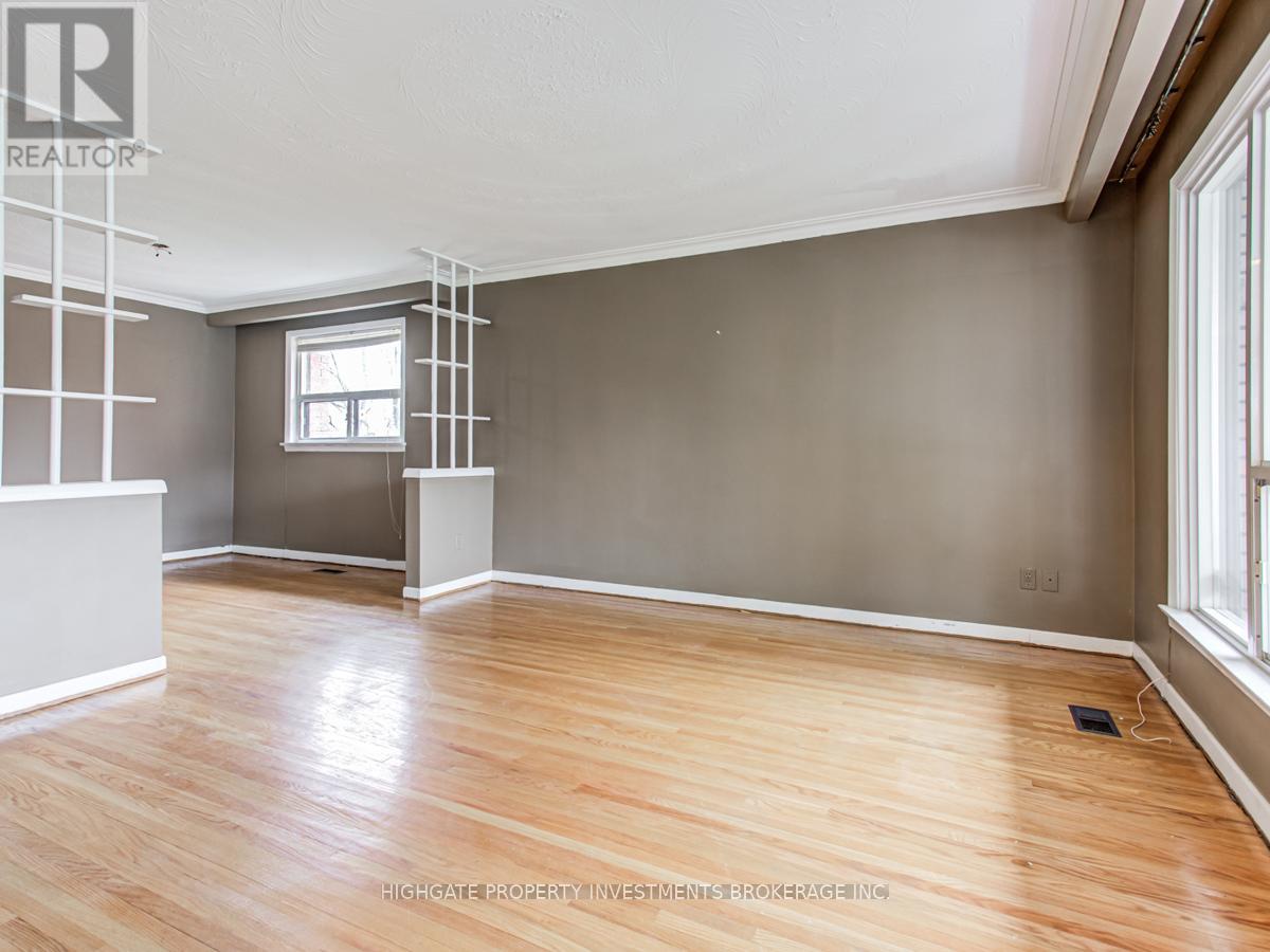 Upper - 33 Paulvale Crescent, Toronto, Ontario  M3J 1K4 - Photo 5 - W12711550