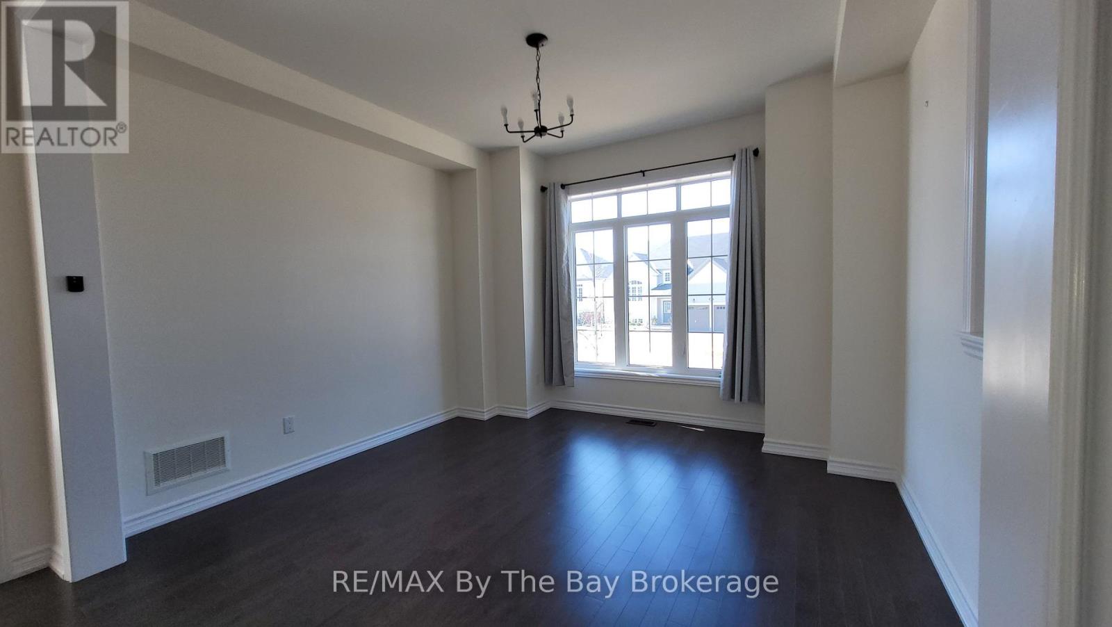 218 Roy Drive, Clearview, Ontario  L0M 1S0 - Photo 5 - S12711576