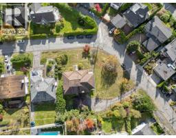 404 SOMERSET STREET, North Vancouver, British Columbia