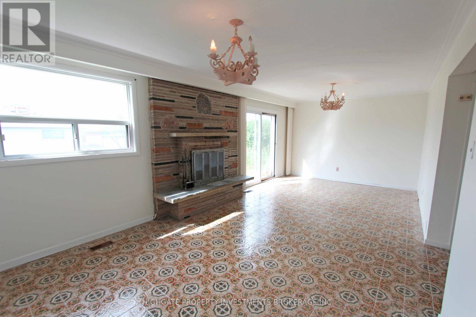 Back - 33 Paulvale Crescent, Toronto, Ontario  M3J 1K4 - Photo 3 - W12711580