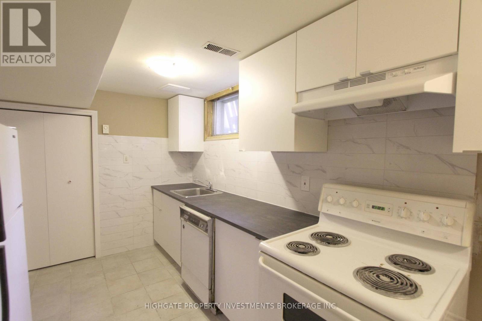 Back - 33 Paulvale Crescent, Toronto, Ontario  M3J 1K4 - Photo 4 - W12711580