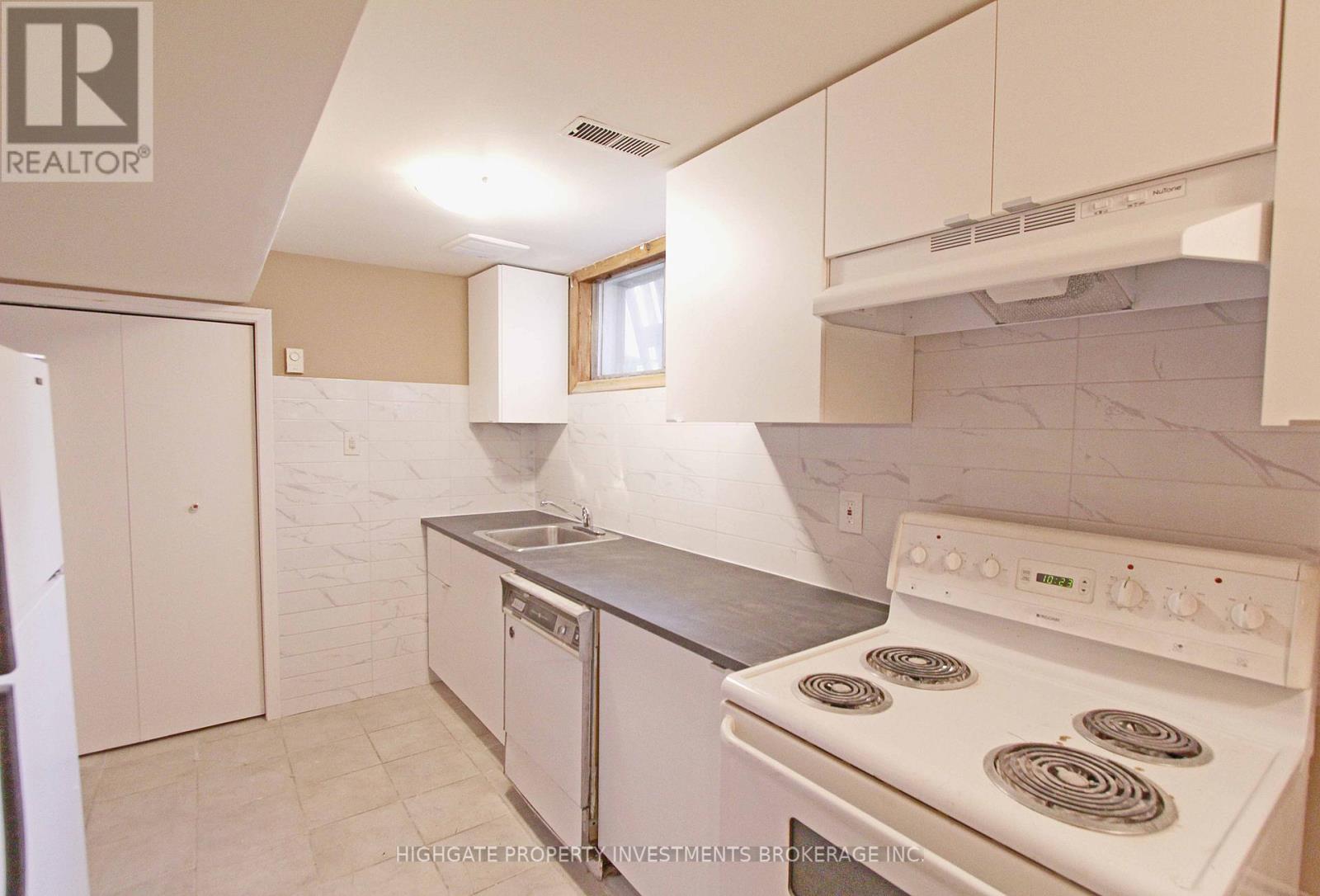 Back - 33 Paulvale Crescent, Toronto, Ontario  M3J 1K4 - Photo 6 - W12711580