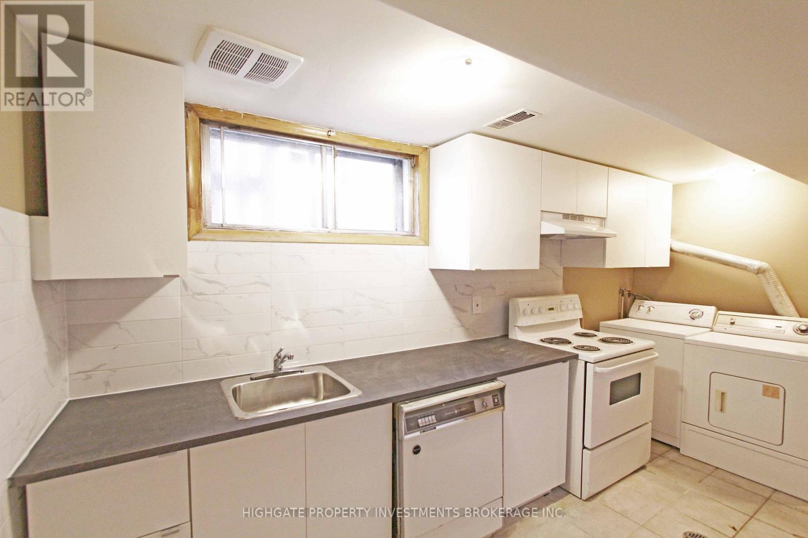 Back - 33 Paulvale Crescent, Toronto, Ontario  M3J 1K4 - Photo 7 - W12711580