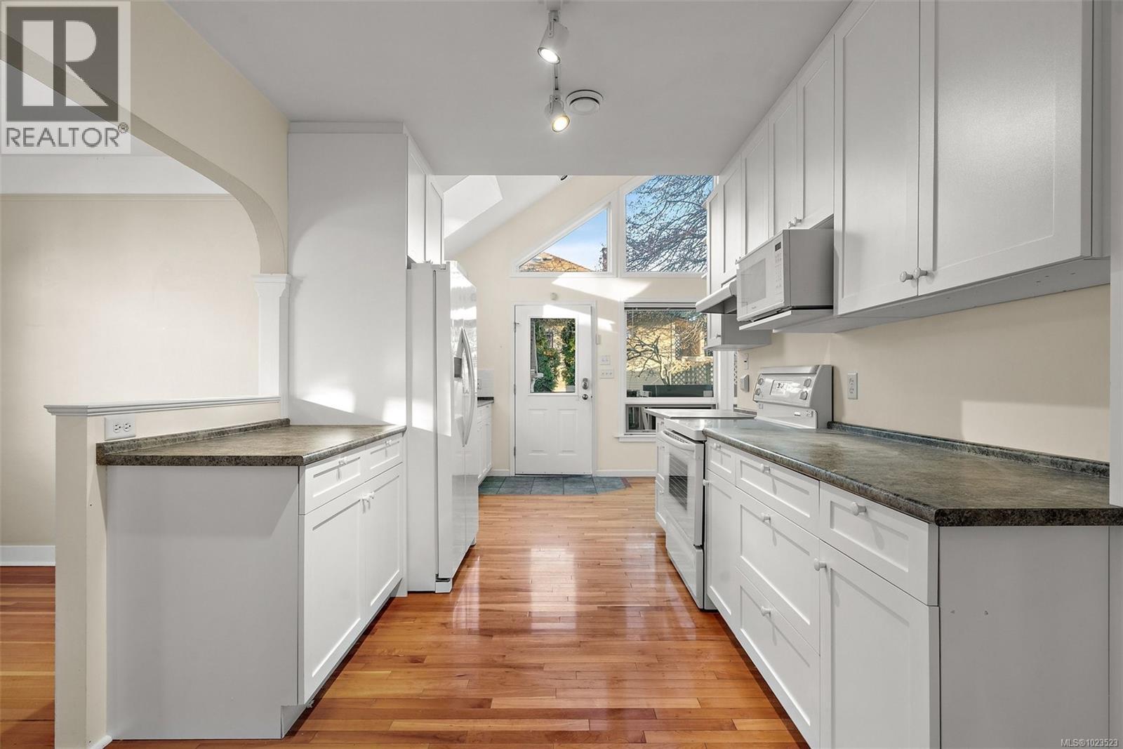 584 Marifield Ave, Victoria, British Columbia  V8V 1N4 - Photo 7 - 1023523