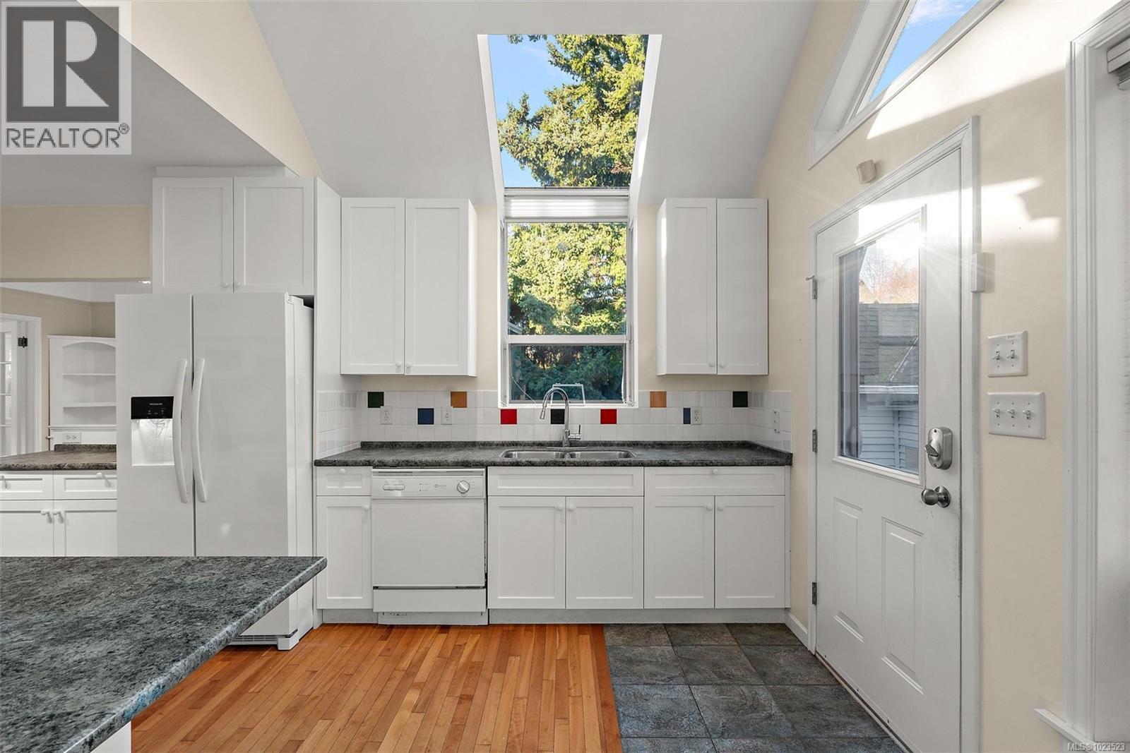 584 Marifield Ave, Victoria, British Columbia  V8V 1N4 - Photo 8 - 1023523