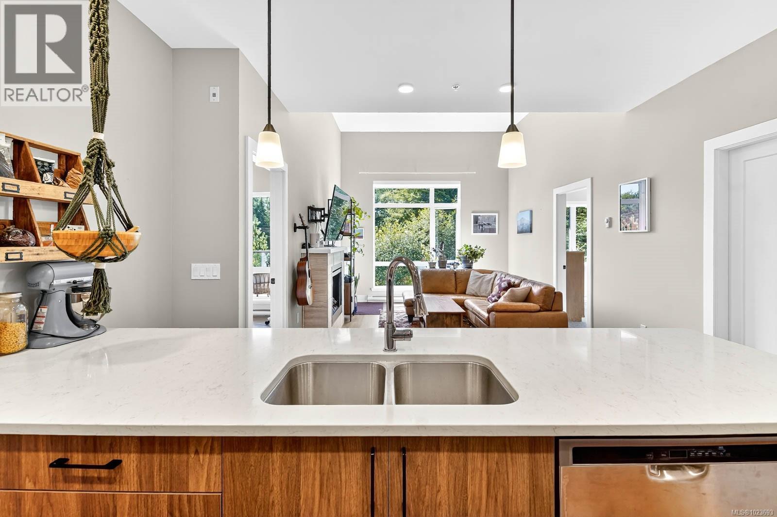 302 700 Yew Wood Rd, Tofino, British Columbia  V0R 2Z0 - Photo 8 - 1023693