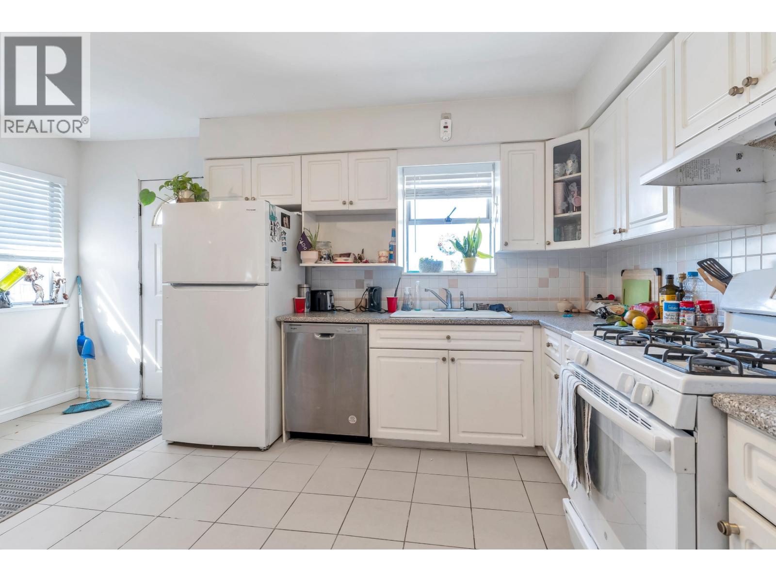 5755 Dumfries Street, Vancouver, British Columbia  V5P 3A7 - Photo 8 - R3079948