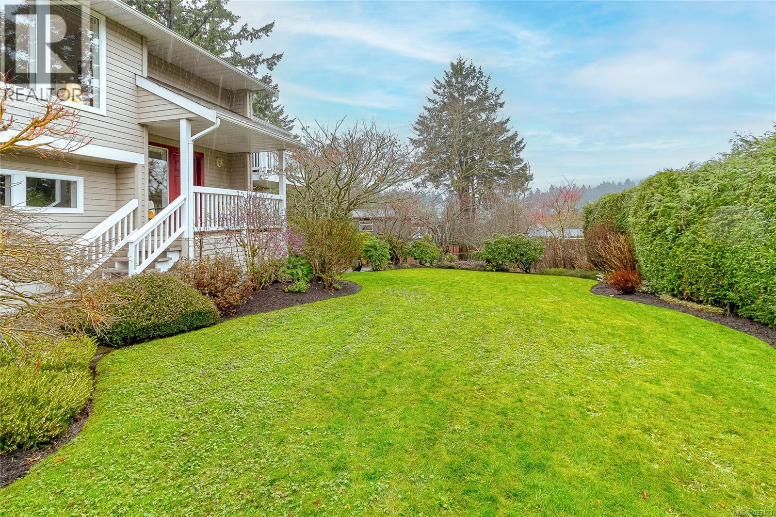 875 Clarke Rd, Central Saanich, British Columbia  V8M 2G1 - Photo 2 - 1023123