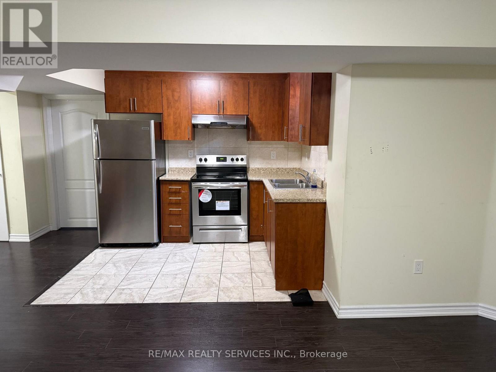 28 Frampton Road, Brampton, Ontario  L7A 4E1 - Photo 2 - W12711724