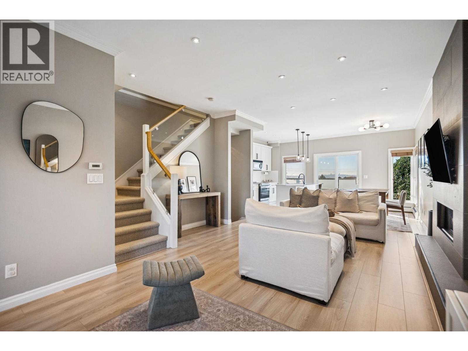 333 E Keith Road, North Vancouver, British Columbia  V7L 1V6 - Photo 11 - R3081053