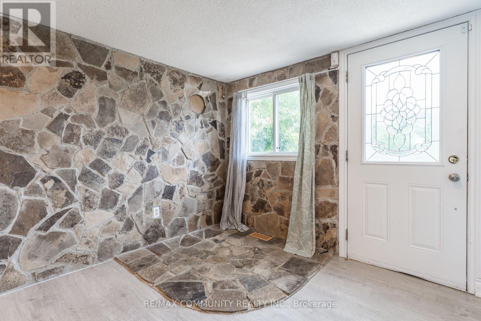 306 Kenwood Avenue, Georgina, Ontario  L4P 2X5 - Photo 6 - N12711766