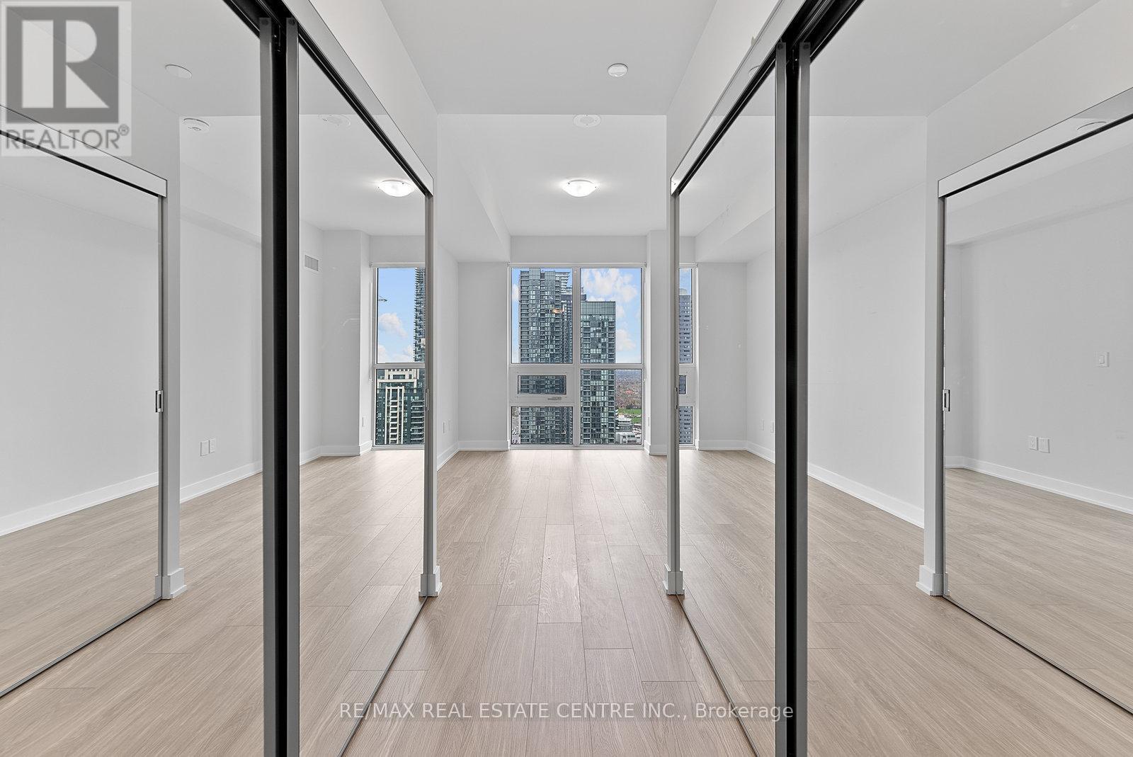 2706 - 430 Square One Drive, Mississauga, Ontario  L5B 0L6 - Photo 18 - W12711754