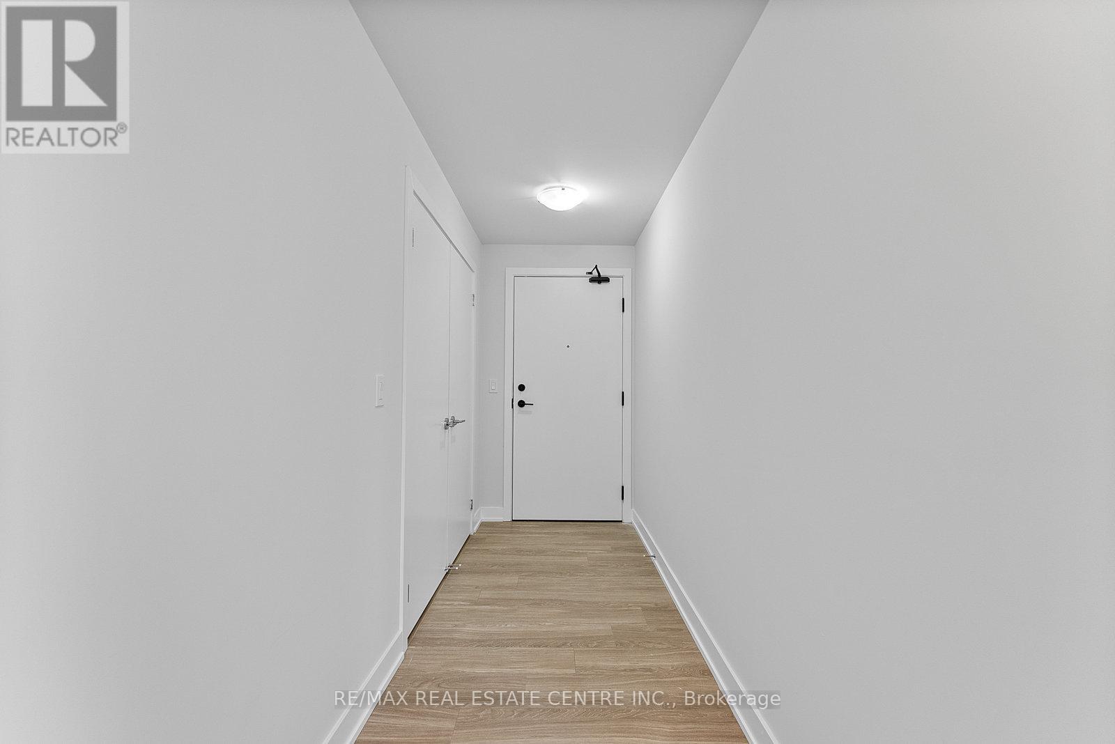 2706 - 430 Square One Drive, Mississauga, Ontario  L5B 0L6 - Photo 2 - W12711754