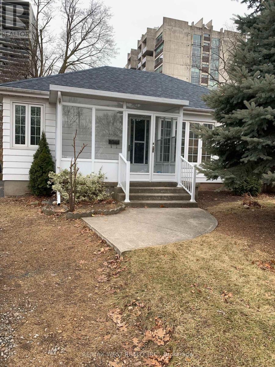 430 Queen Mary Drive, Oakville, Ontario  L6K 3M1 - Photo 1 - W12711778