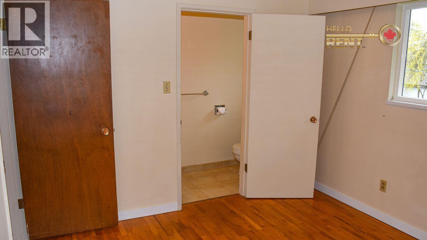 733 E 16th, North Vancouver, British Columbia  V7L 2V2 - Photo 15 - R3081145